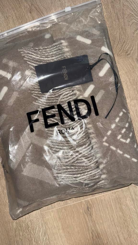 Nieuwe Fendi Sjaal - Bruin met Logo, Kleding | Heren, Mutsen, Sjaals en Handschoenen, Ophalen of Verzenden, Nieuw, Sjaal