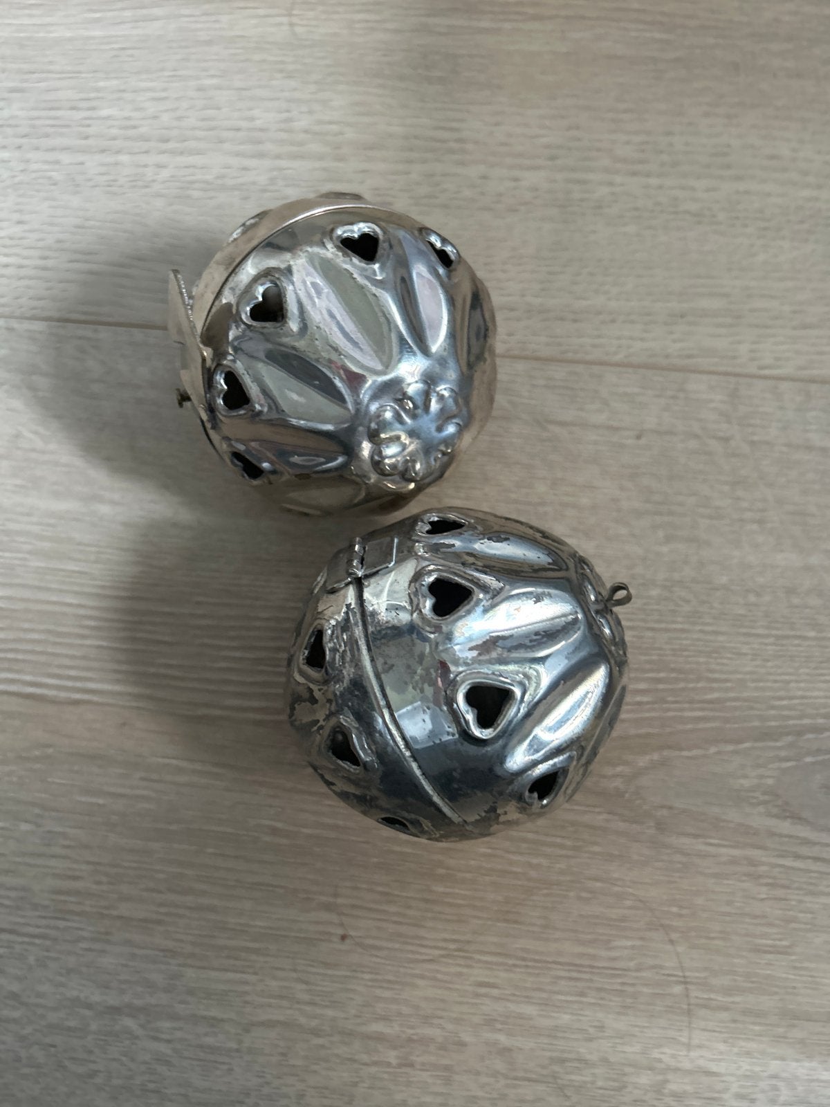 Set van 2 zilverkleurige decoratieve bollen met hartjes, Antiek en Kunst, Ophalen of Verzenden, Zilver
