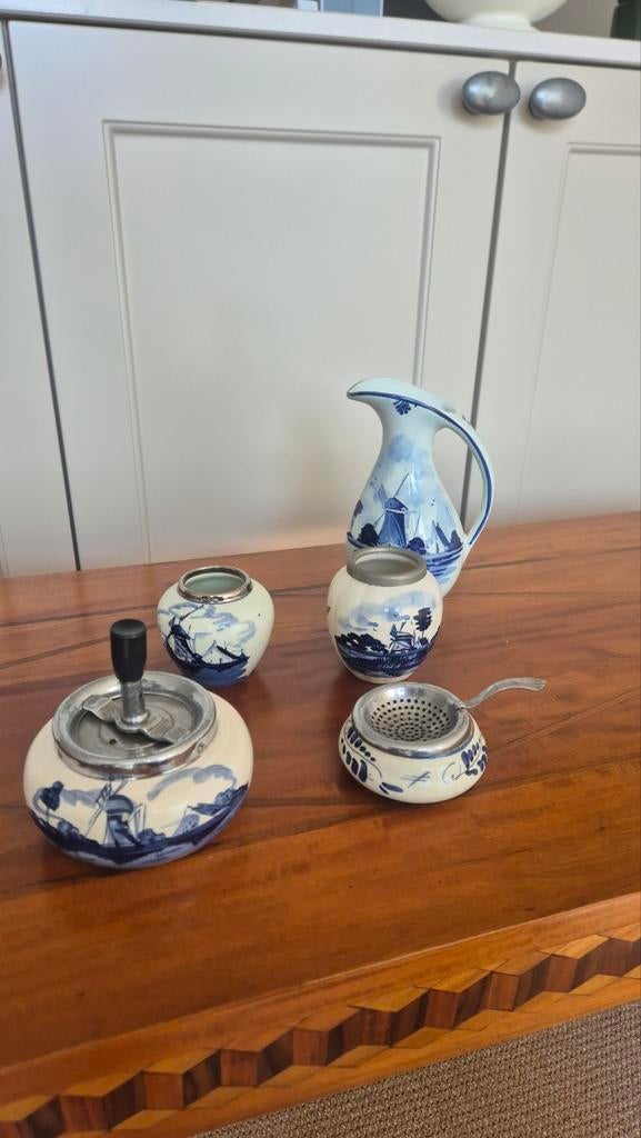 Diverse Delfts Blauw items: asbak, theezeefje, vaasjes, kan, Antiek en Kunst, Antiek | Keramiek en Aardewerk, Ophalen