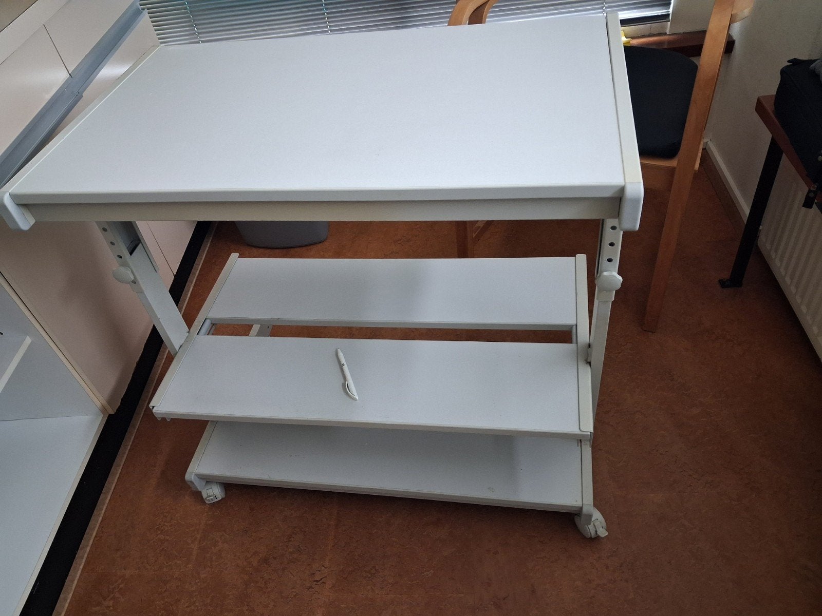 Verrijdbare  Computertafel met Uitschuifbaar Toetsenbordb, Overige materialen, Gebruikt, Modern, Functioneel, Ophalen of Verzenden