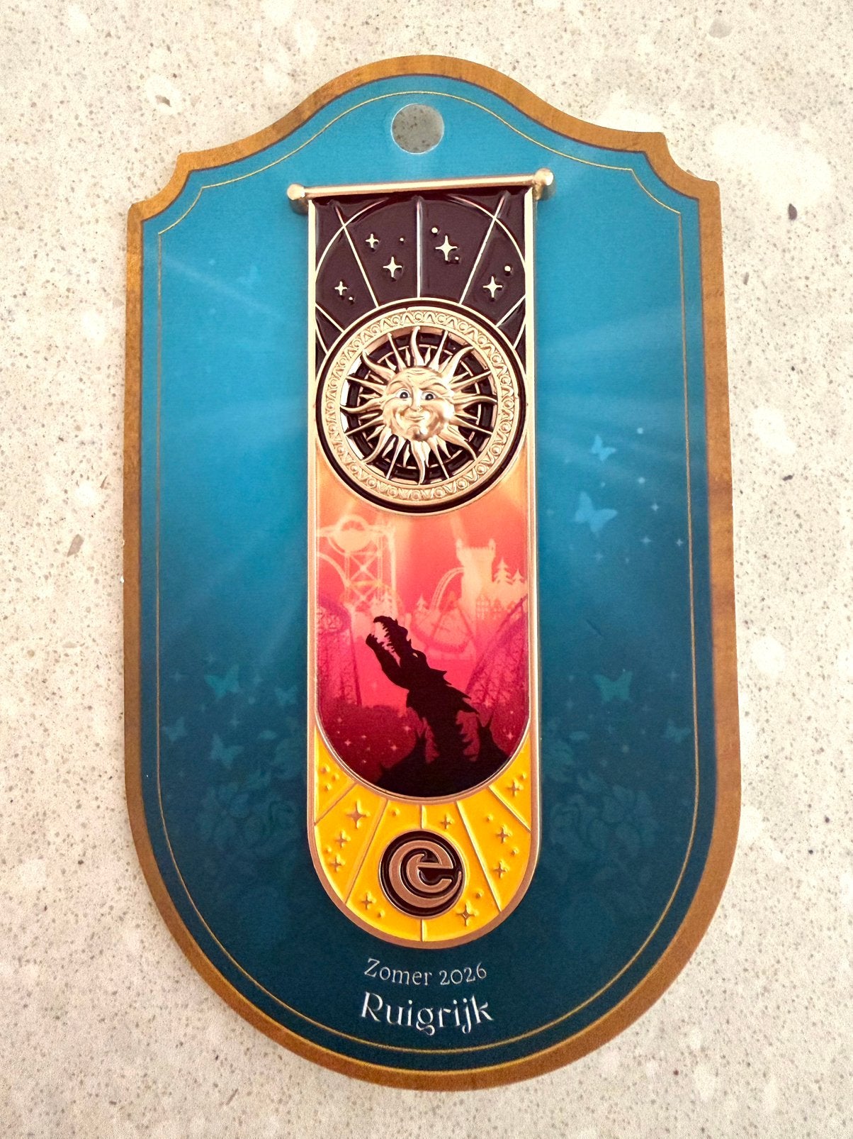 Efteling ruigrijk plein zomer 2026 pin limited, Verzamelen, Efteling, Ophalen of Verzenden, Nieuw, Button of Speldje