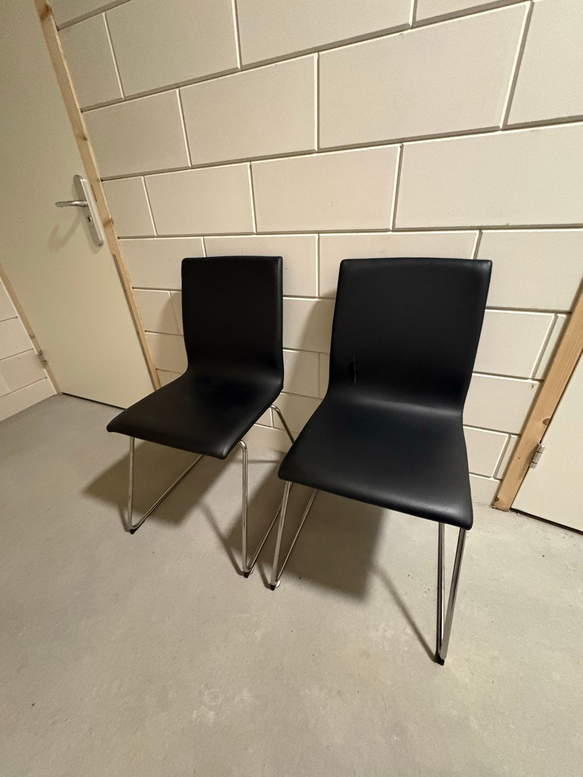 Twee zwarte eetkamerstoelen, 1 heeft een beschadiging, Ophalen, Kunststof, Gebruikt, Twee