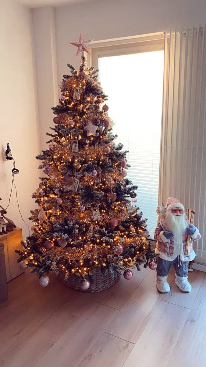 Kerstboom blackbox 2.15 hoog met ook rotan boomhuls, Ophalen, Zo goed als nieuw