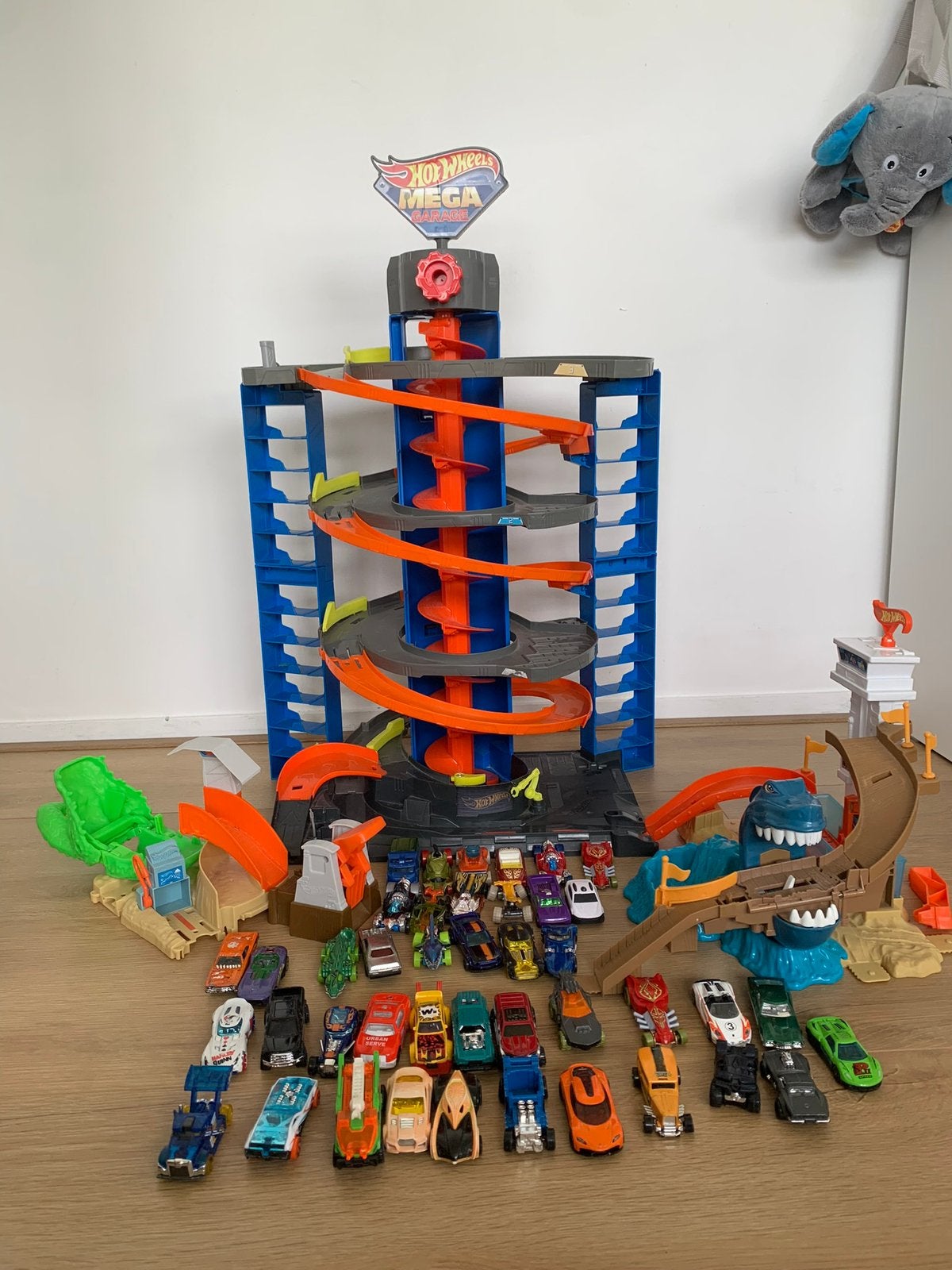 Hot Wheels race track + 20 autos, Ophalen, Opwindmechanisme, Hot Wheels, Racebaan