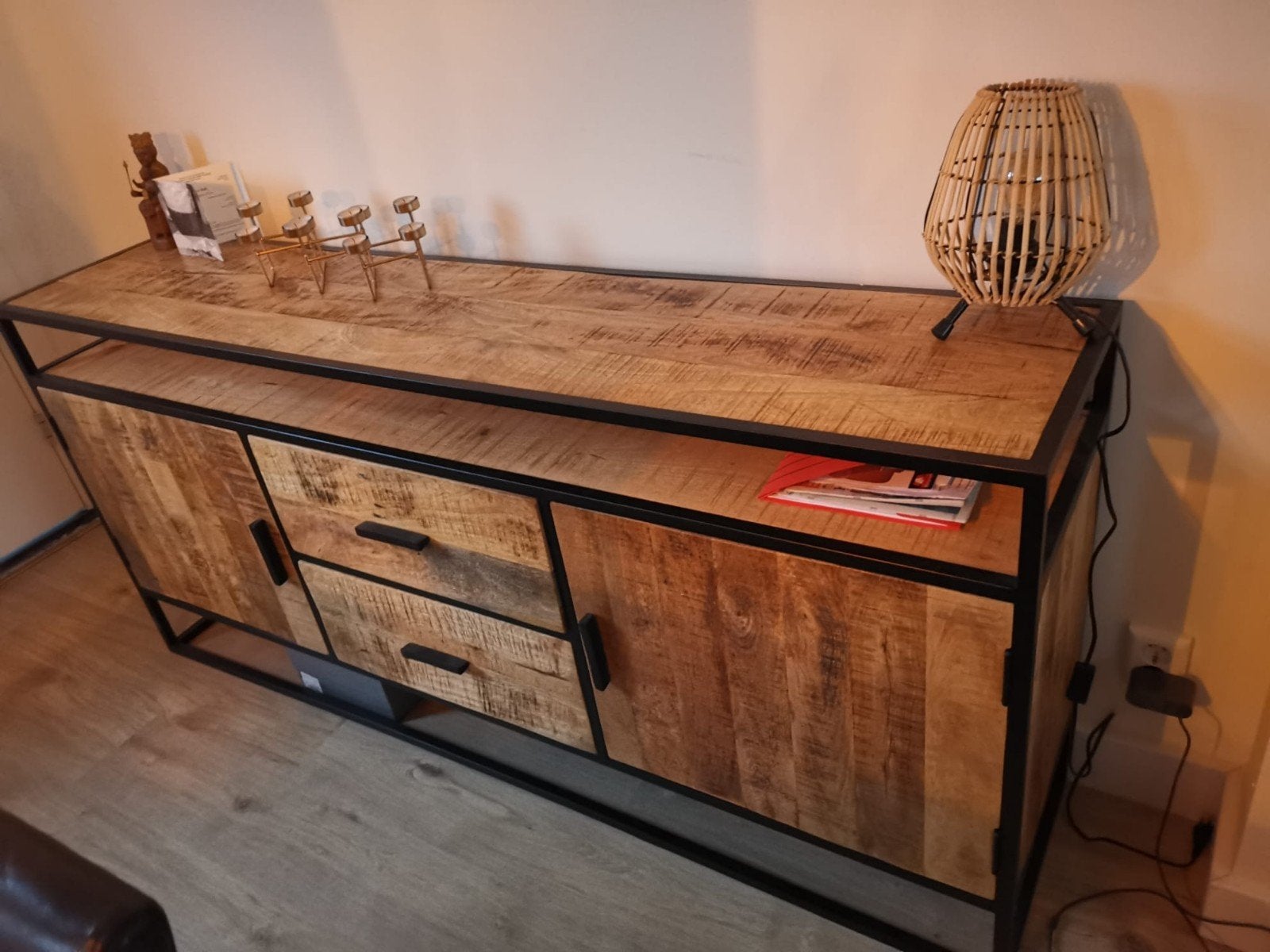 Massief Mangohout Dressoir met Zwart Metalen Frame, Gebruikt, Met deur(en), 150 tot 200 cm, Industrieel, Modern
