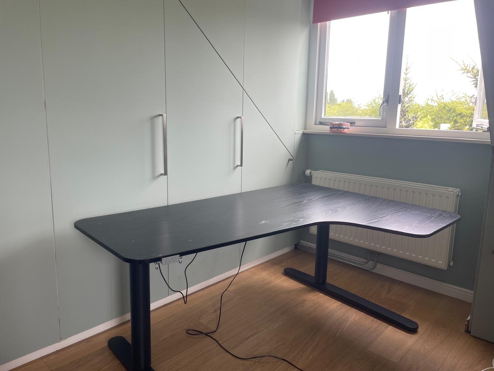 IKEA Bekant Zit-sta Bureau - Zwart, Hoekmodel, Ophalen, Elektrisch, Gebruikt, Spaanplaat of MDF