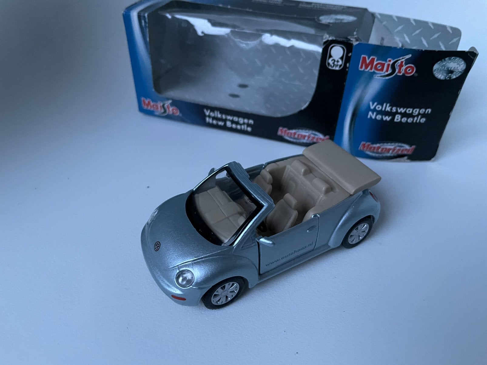 model VW Volkswagen Beetle Cabrio zilvergrijs, Maïsto , 1/37, Ophalen of Verzenden, Zo goed als nieuw