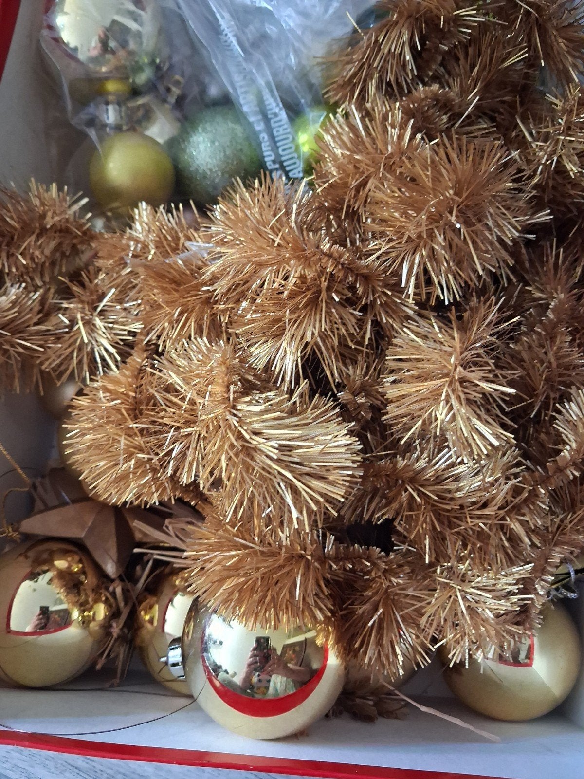 Schoenendoos met kerstversiering in goudtinten, Diversen, Kerst, Ophalen, Gebruikt