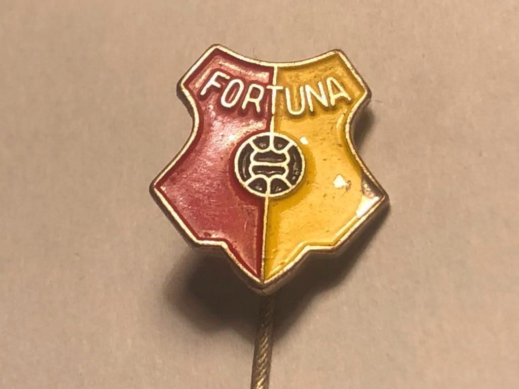 Metalen FORTUNA VOETBALCLUB Speld., Verzamelen, Speldjes, Pins en Buttons, Verzenden, Zo goed als nieuw, Sport, Speldje of Pin