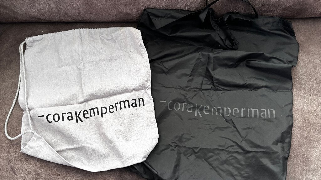 CORA KEMPERMAN 2 stoffen tasjes, Verzamelen, Merken en Reclamevoorwerpen, Gebruikt, Gebruiksvoorwerp, Ophalen