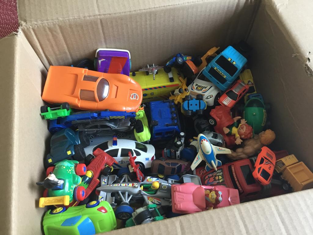 Grote doos met diverse speelgoedauto's en figuren, Ophalen of Verzenden, Zo goed als nieuw
