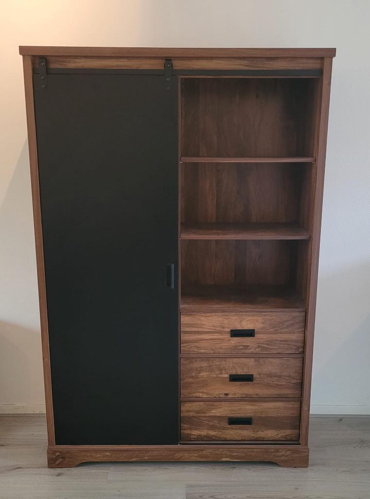 Moderne barkast met mangohout look en zwarte schuifdeur, Huis en Inrichting, Kasten | Wandmeubels, Ophalen, Met deur(en), 100 tot 150 cm