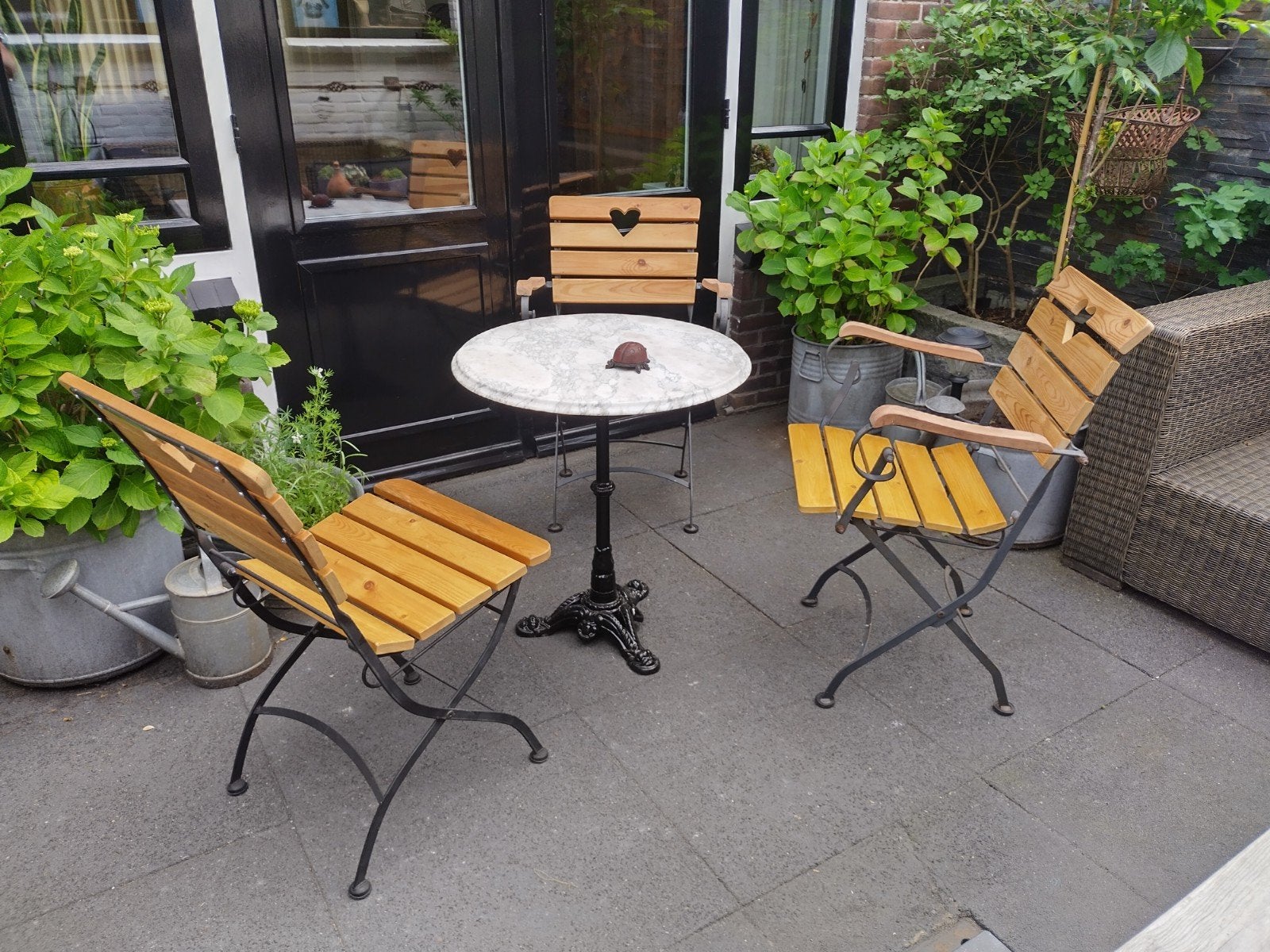 Bistro set met gietijzeren tafel met marmeren blad, Tuin en Terras, Tuinsets en Loungesets, Ophalen of Verzenden, Gebruikt, Overige materialen