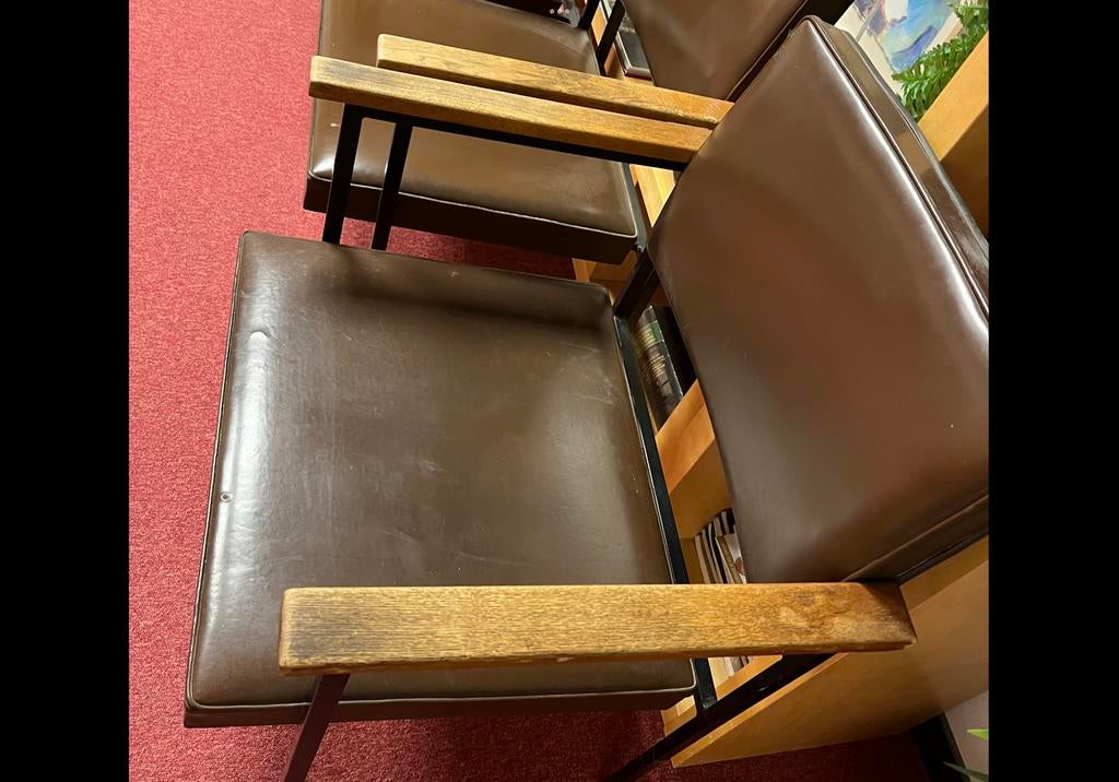 4 stuks stoelen uit jaren 70,skai/ houten leuningen, Ophalen of Verzenden