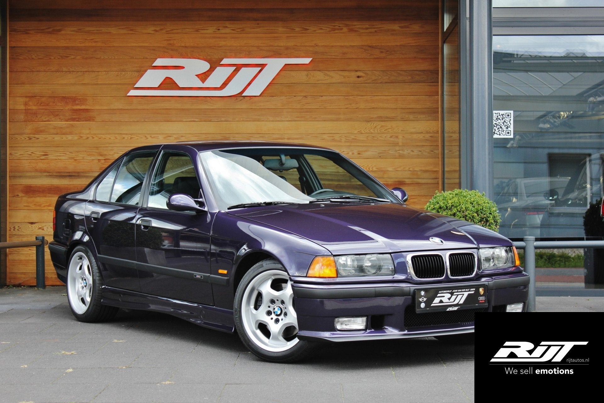 BMW M3 3.2 Sedan SMG *Fully restored in mint condition*, Auto's, Oldtimers, Achterwielaandrijving, Overige kleuren, Automatische klimaatregeling