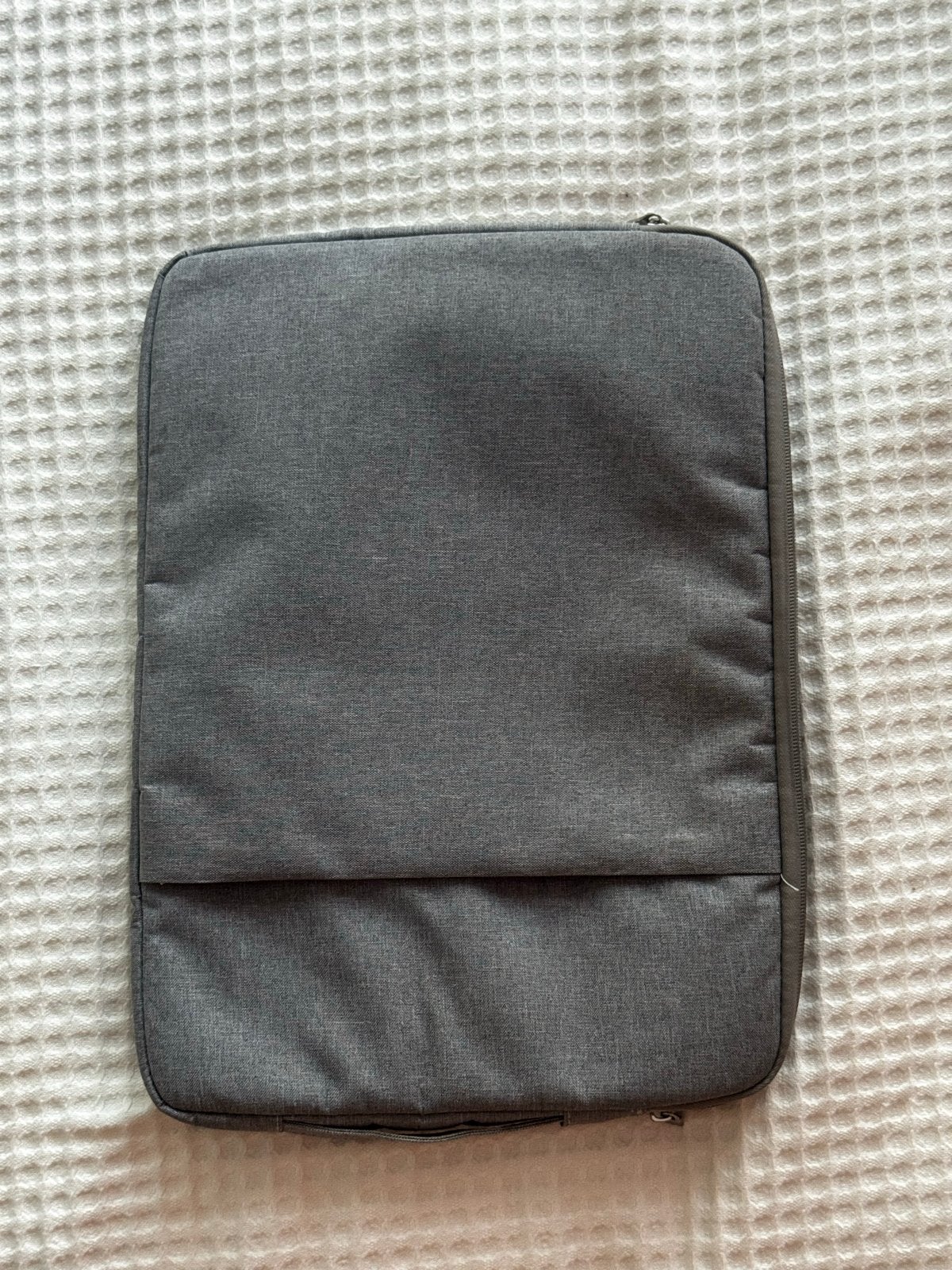 Grijze laptophoes met zachte binnenvoering, Computers en Software, Laptophoezen, Ophalen of Verzenden, 15 inch, Zo goed als nieuw