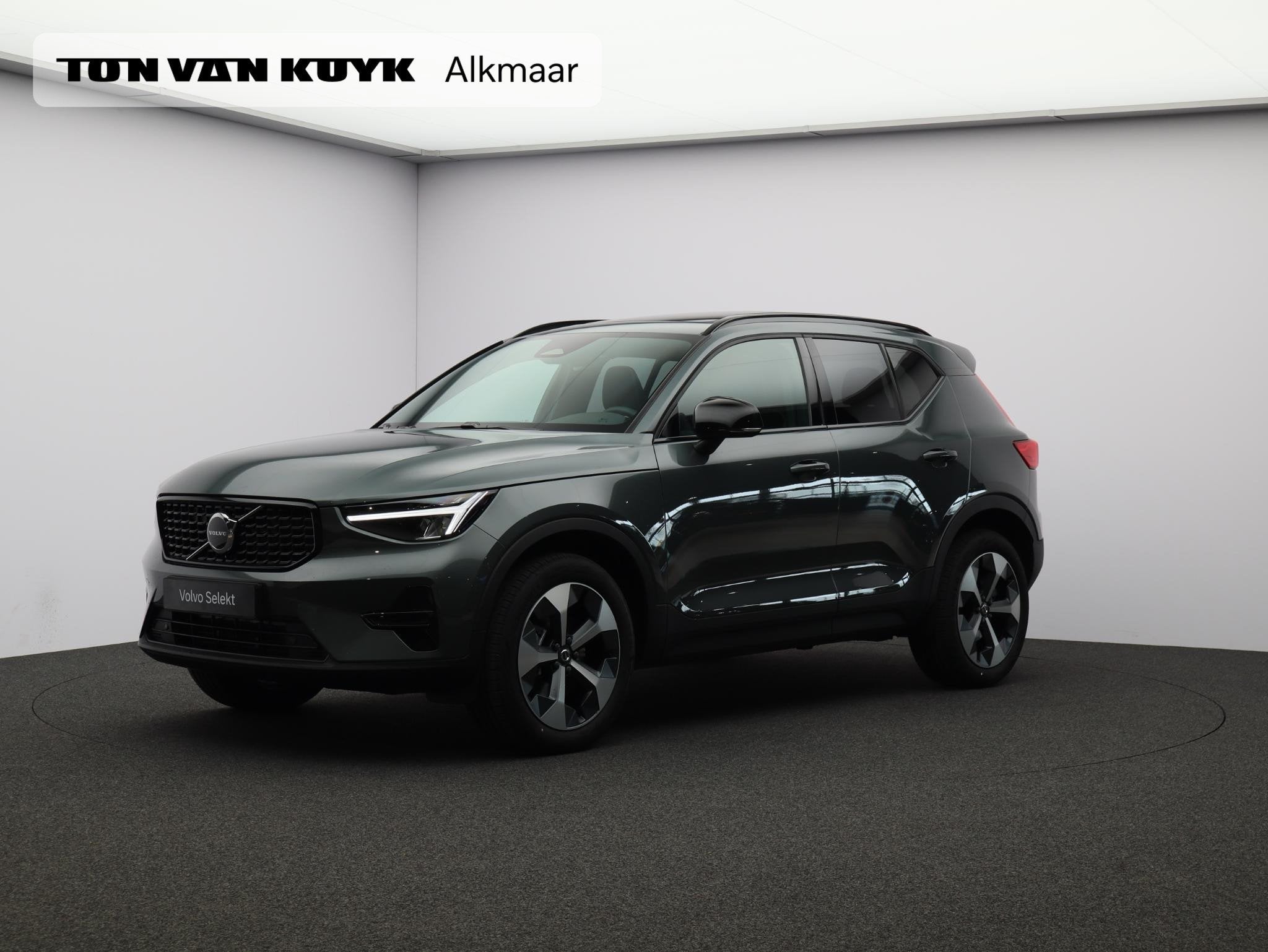 Volvo XC40 2.0 B4 Plus Dark / Panoramadak / Nubuck Bekleding, Gebruikt, 4 cilinders, Leder en Stof, Origineel Nederlands