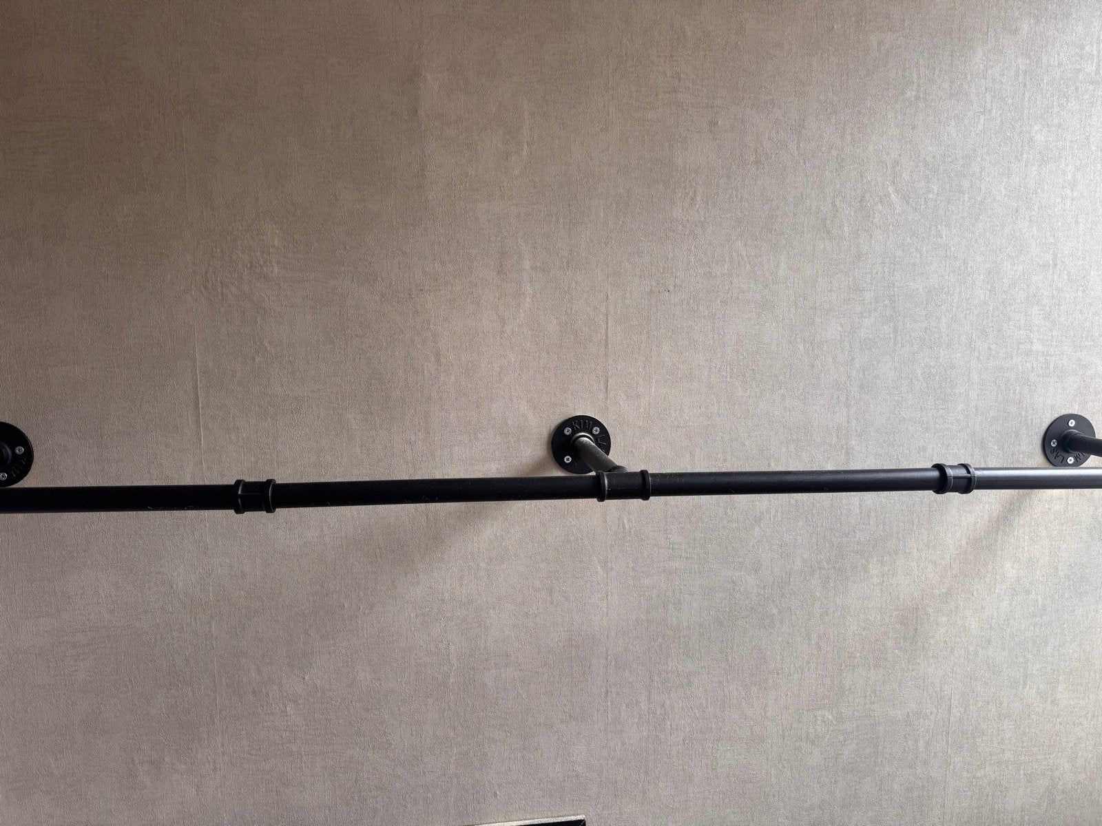 Zwart metalen kledingrek - 150 cm breed, Kleding | Dames, Kledingrekken, Ophalen, Zo goed als nieuw