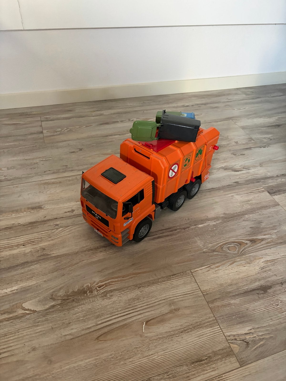 Bruder MAN vuilniswagen met containers, Kinderen en Baby's, Speelgoed | Speelgoedvoertuigen, Ophalen, Gebruikt