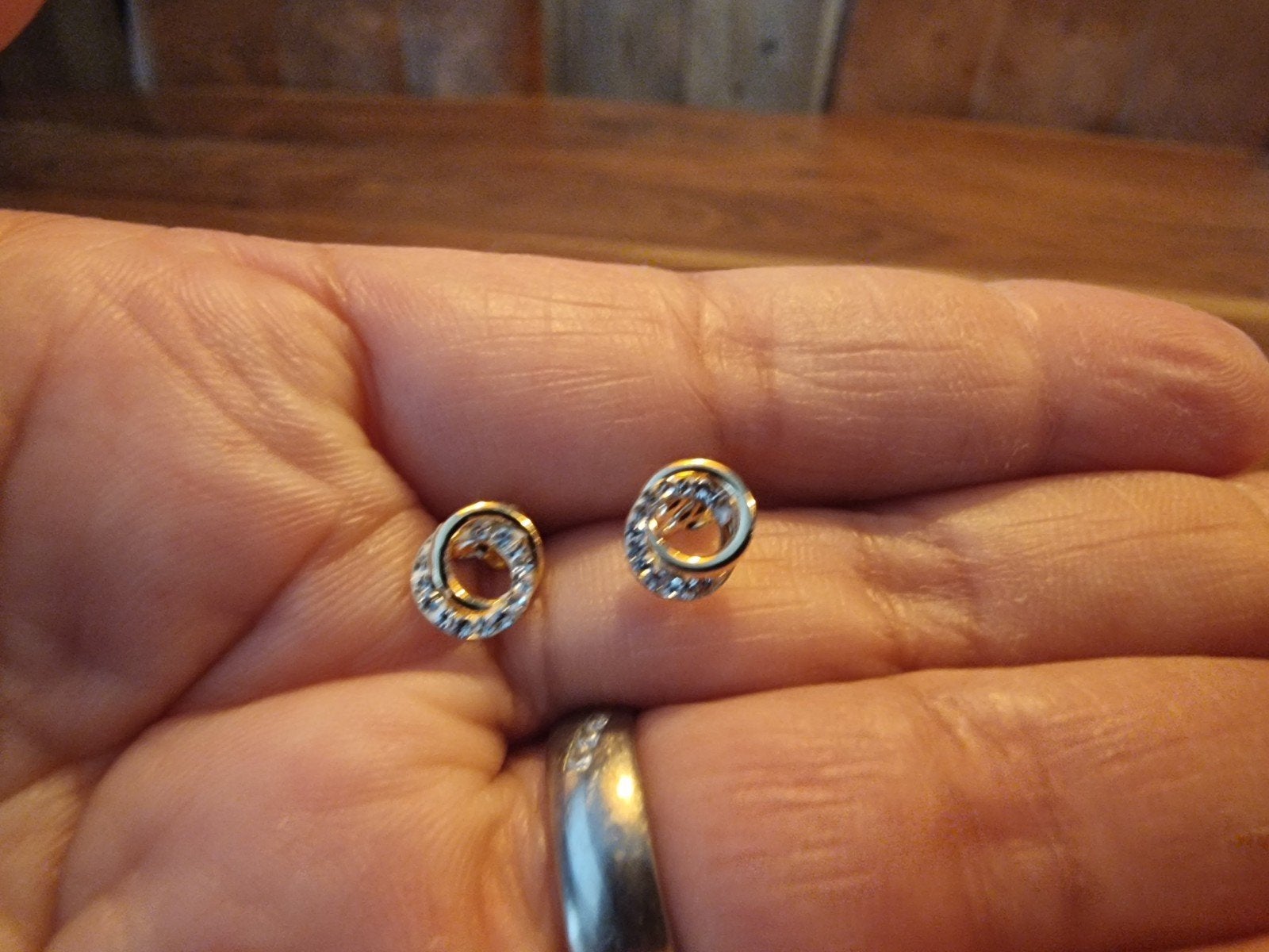 14k geelgouden oorbellen cirkel met kristal, Met kristal, Nieuw, Ophalen of Verzenden, Goud