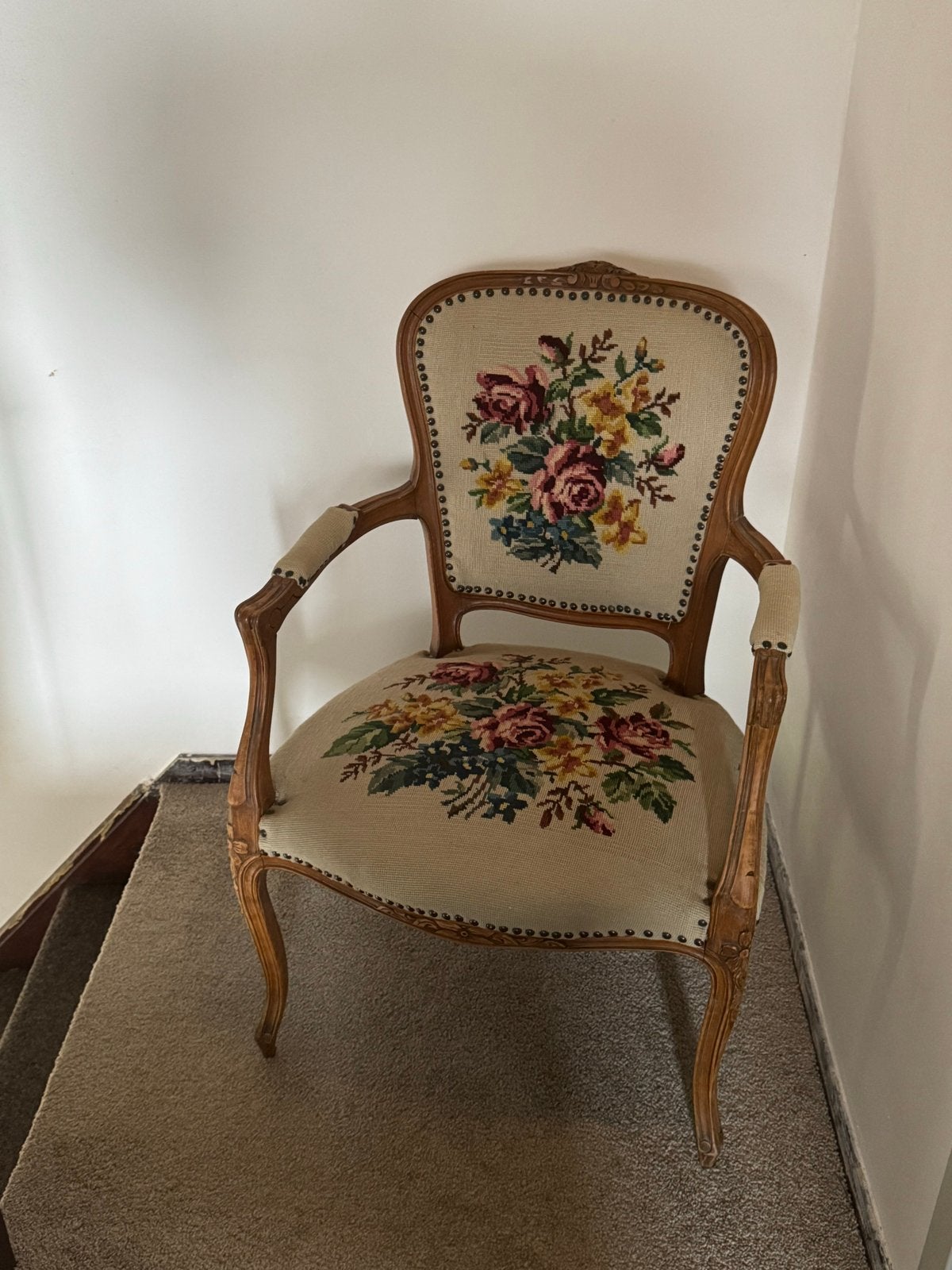 Fauteuil met geborduurd bloemenpatroon, Ophalen