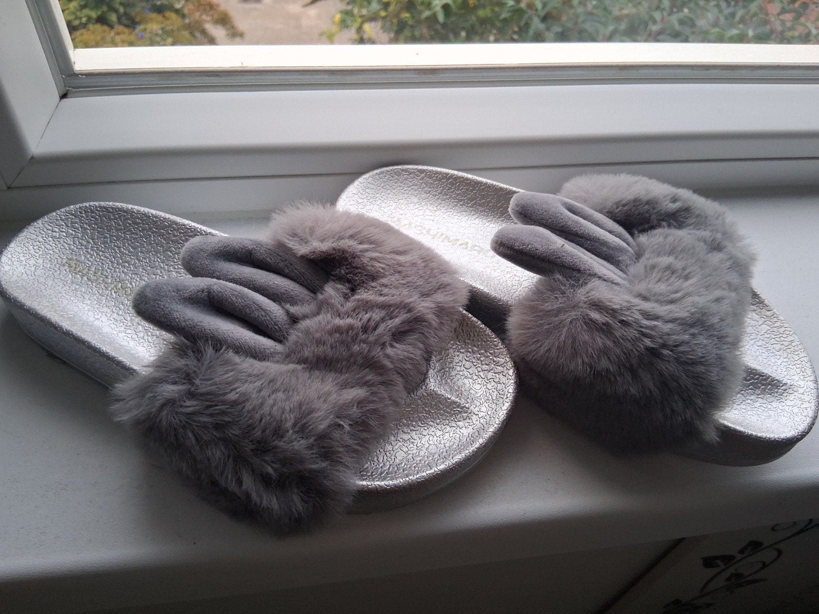 Grijze pluizige slippers met konijnenoren - Maat 36, Slippers, Nieuw, Ophalen of Verzenden, Hunkemöller