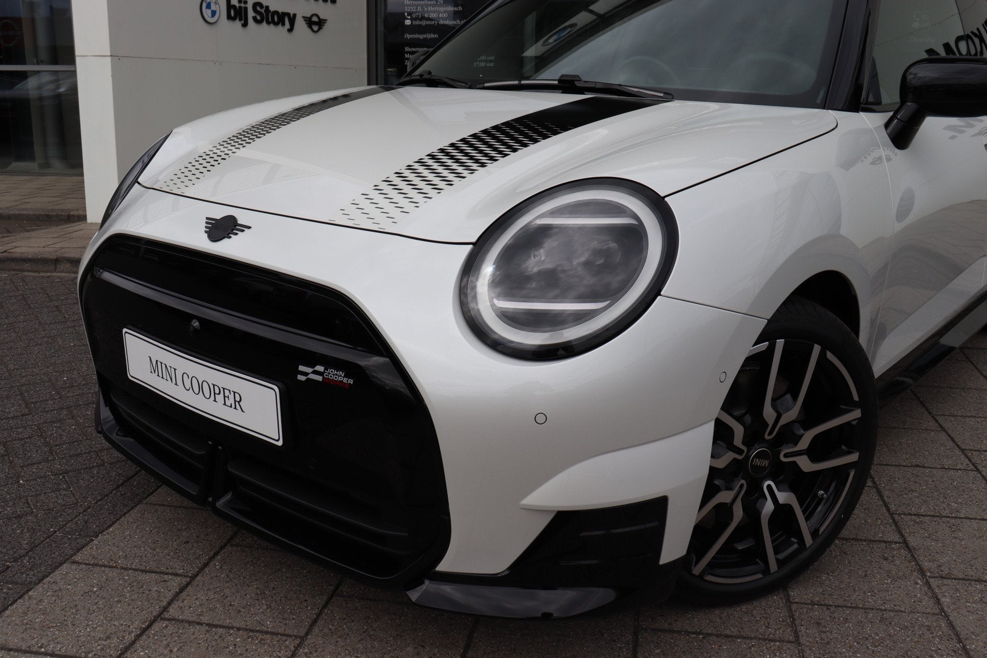 MINI Hatchback Cooper E / JCW / Pakket L / 18" JCW Lap Spoke, Auto's, Mini, Zwart, 4 stoelen, Leder en Stof, Wit