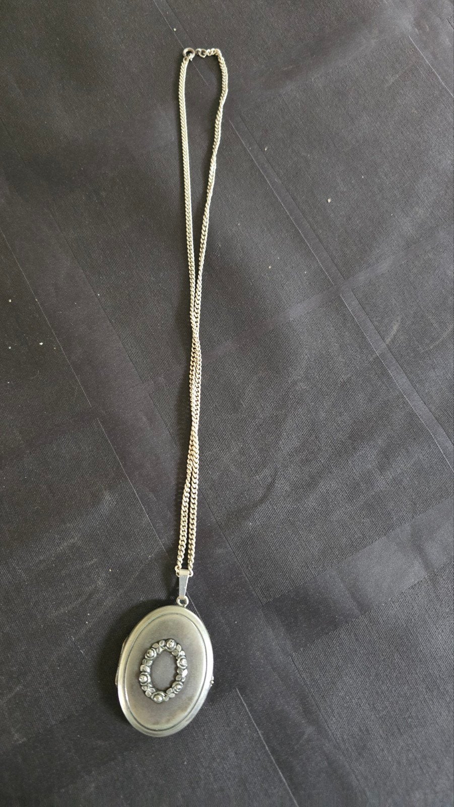 Vintage Zilveren Medaillon Ketting met Decoratieve Rand, Ophalen of Verzenden, Zilver, Ketting