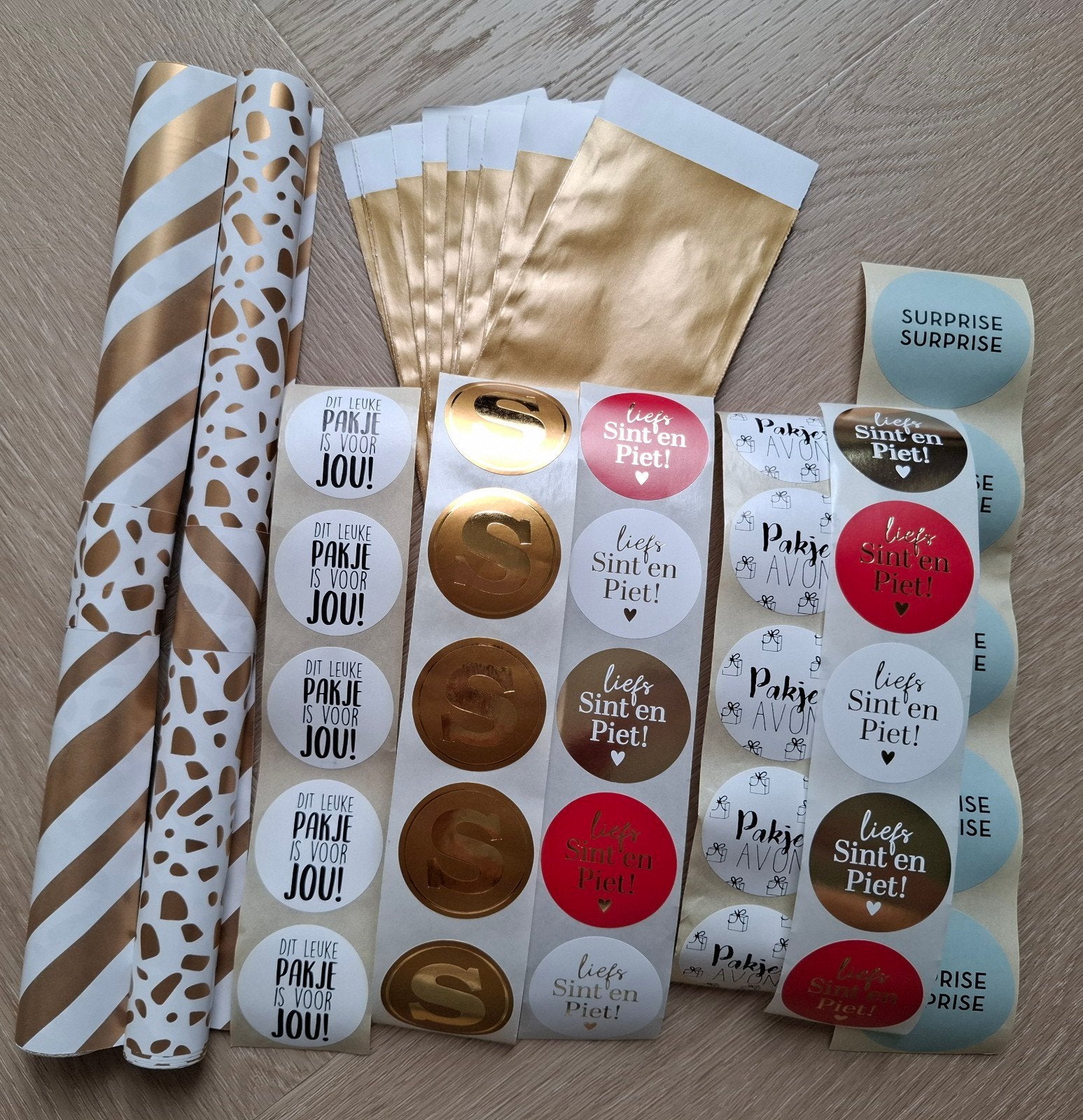 Inpakset Sinterklaas, Hobby en Vrije tijd, Ophalen of Verzenden, Nieuw, Meerdere stickers