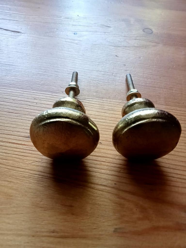 2 stevige zware messing ( kast) deur knoppen, ca 3,8 cm, Ophalen of Verzenden, Zo goed als nieuw, Goud