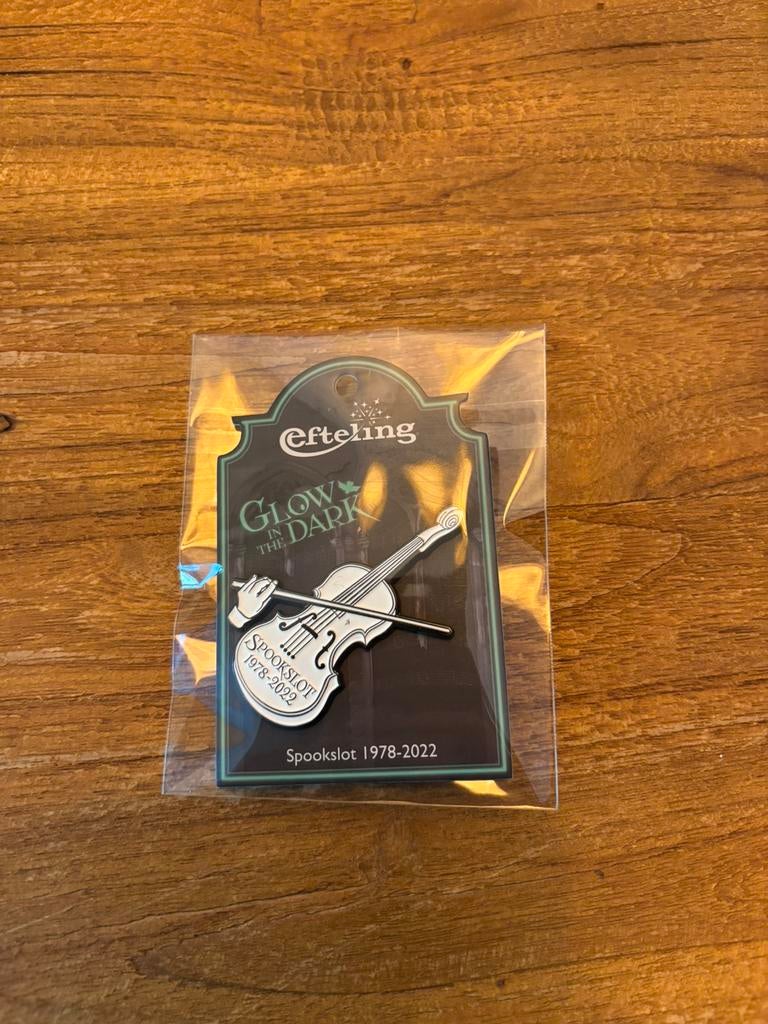 Efteling pin Spookslot viool 1978-2022 nieuw in verpakking., Verzamelen, Efteling, Ophalen of Verzenden, Nieuw, Button of Speldje