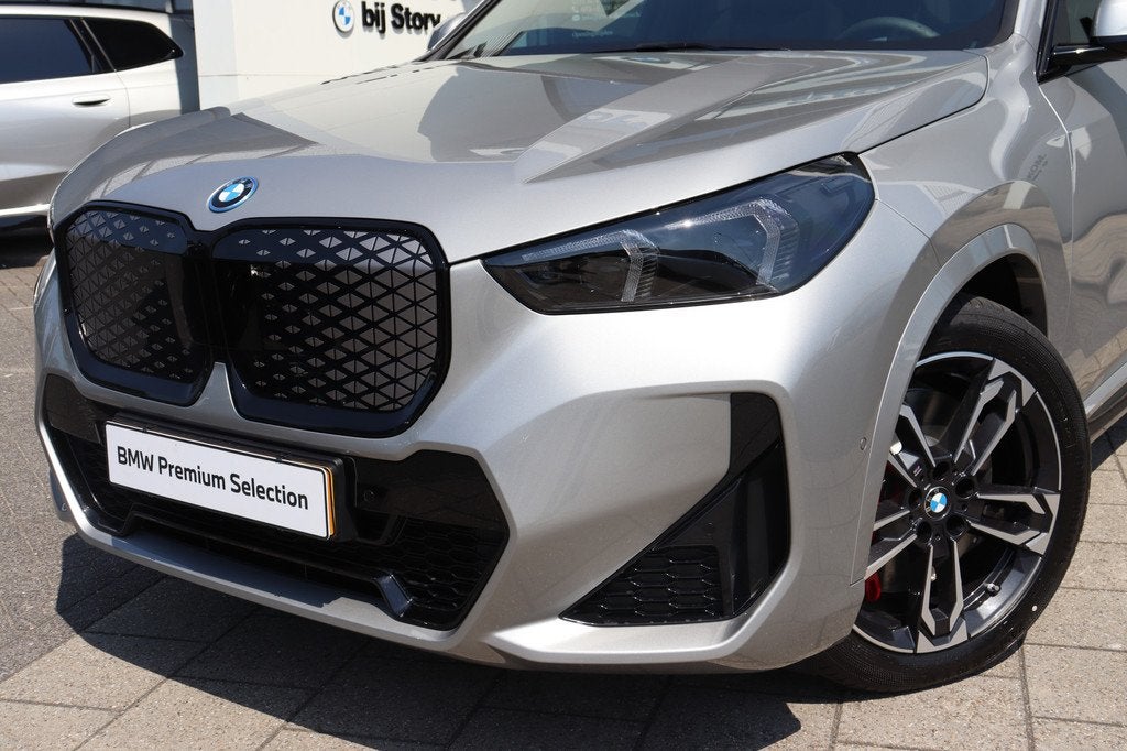 BMW iX1 eDrive20 M Sport / Trekhaak / Panoramadak / Sportsto, Auto's, BMW, Elektrische stoelverstelling, 514 km, Gebruikt, Met garantie (alle)