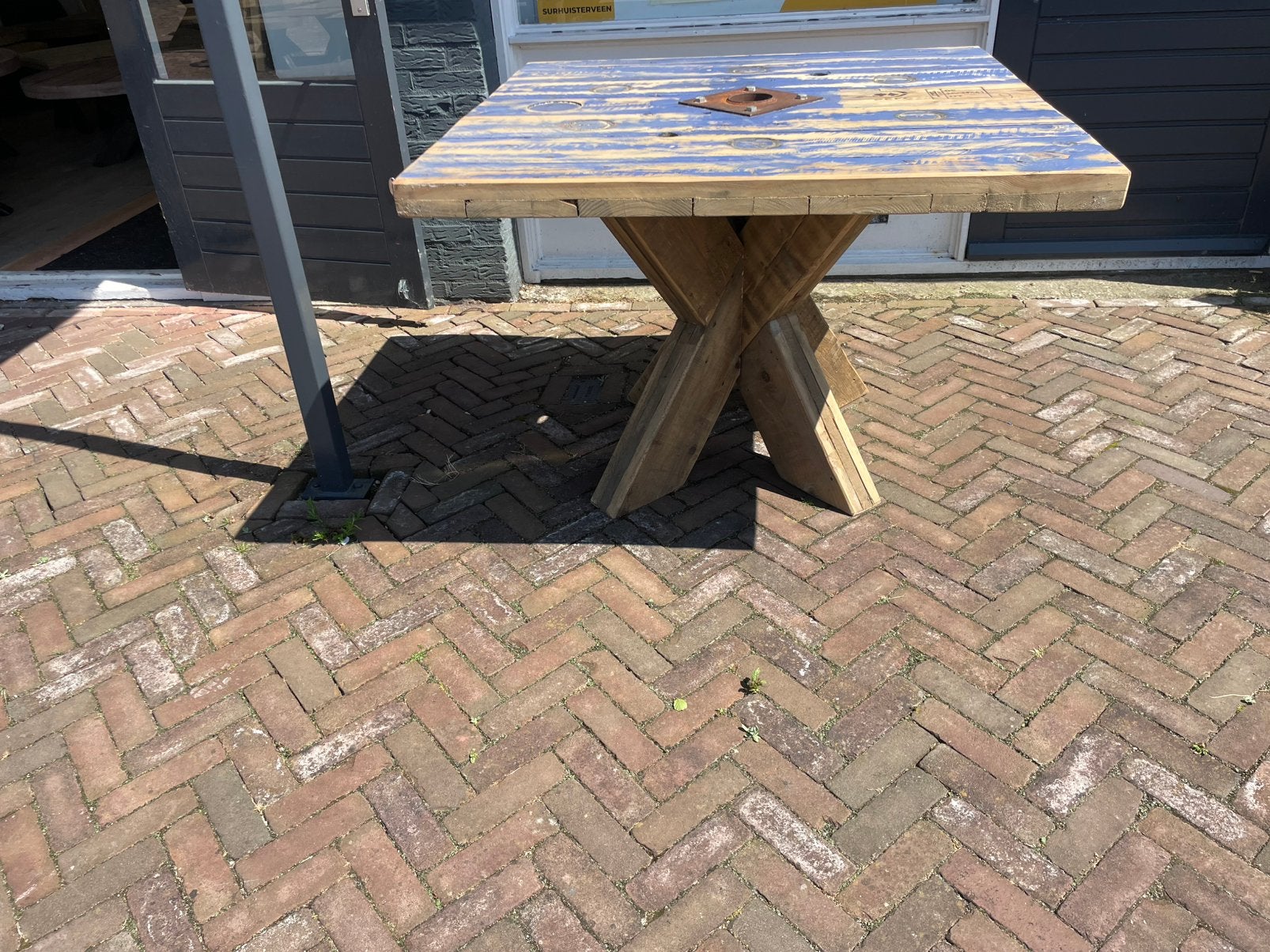 Mooie industriële buitentafel met robuuste blokpoot, Ophalen of Verzenden, Zo goed als nieuw, Rechthoekig, Hout