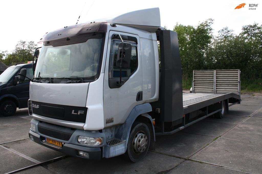DAF AE45LF MACHINE VERVOER oprijtruck 210 dkm APK 2027, Auto's, Vrachtwagens, Cruise Control, 218 pk, Bedrijf, Grijs