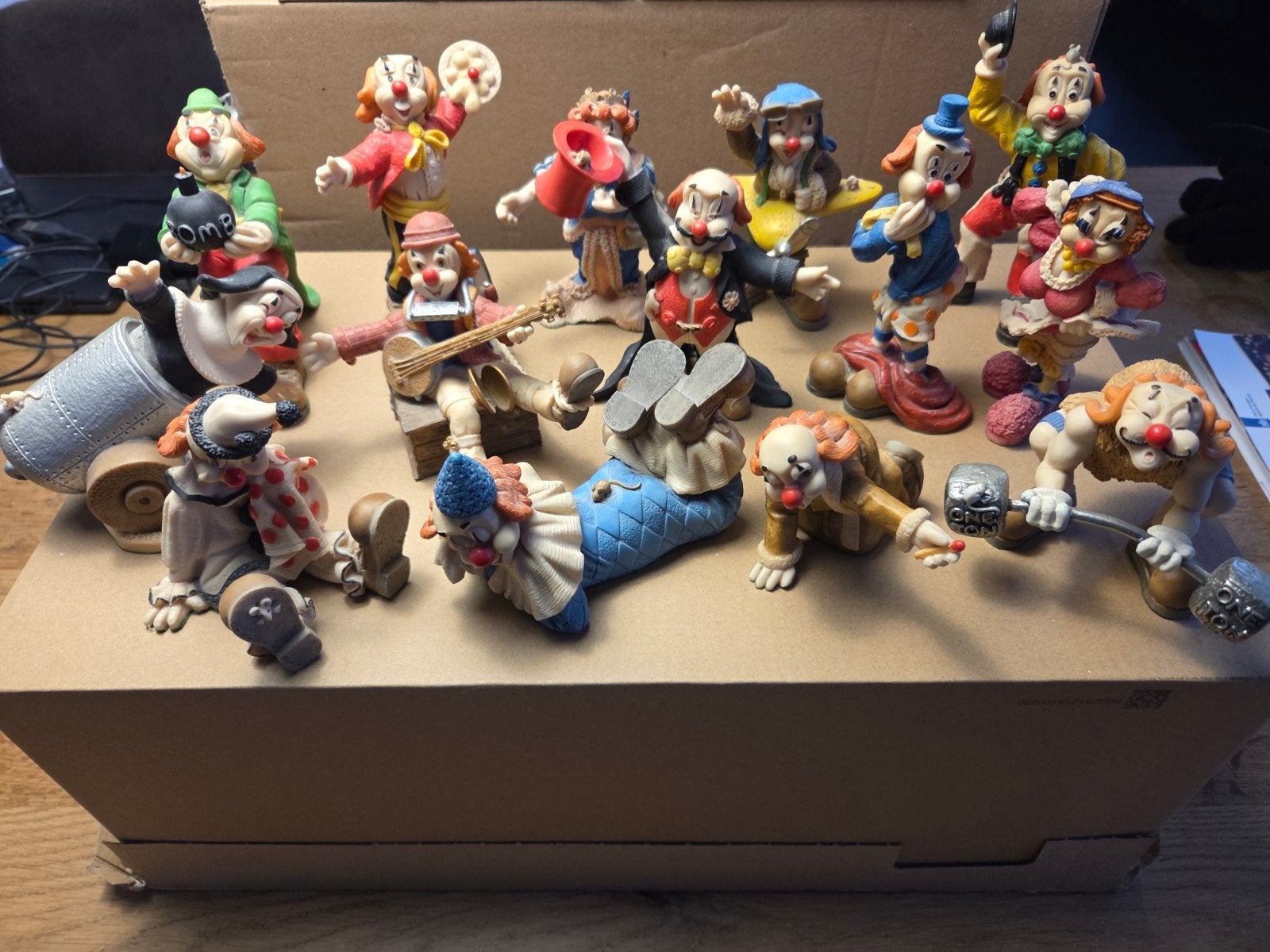 mooie serie verzameling van 14 clown beeldjes (hars), Ophalen of Verzenden, Nieuw