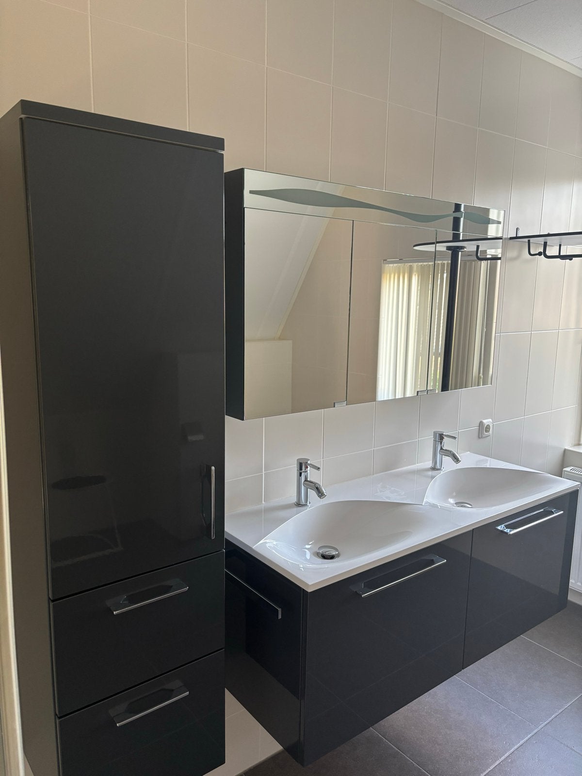 Complete badmeubelset 2012 - Hoge kast, dubbele wasbak, spie, Huis en Inrichting, Badkamer | Badkamermeubels, Ophalen, Gebruikt
