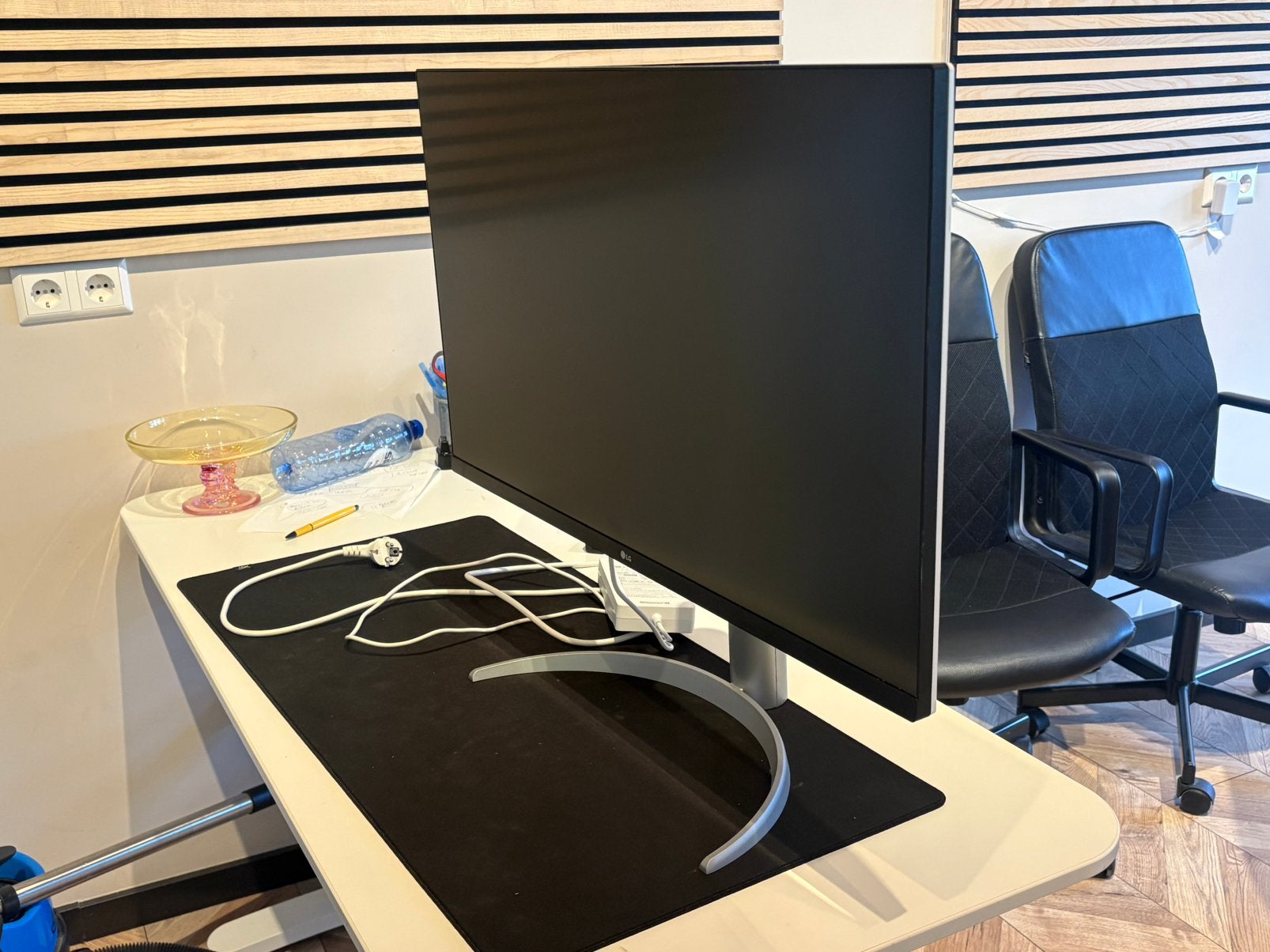 LG UltraFine 32UQ850V-W  €300,-, Ophalen, HDMI, IPS, Curved