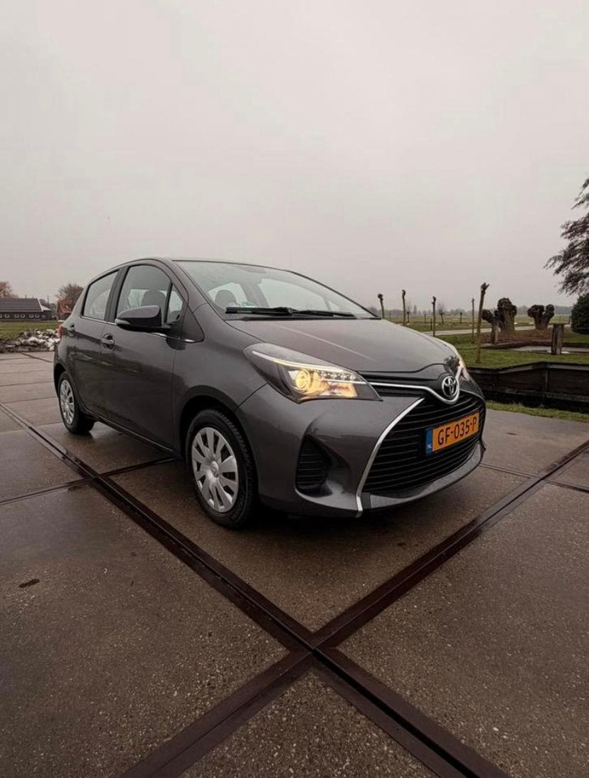 Toyota Yaris 1.3 16V Vvt-i 5DR 2015 Grijs, Euro 5, Stof, 40 €/maand, Zwart