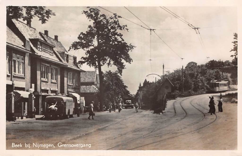Beek bij Nijmegen Grensovergang Tram Shell benzinepomp, Verzamelen, Ophalen of Verzenden, 1940 tot 1960, Gelopen, Gelderland