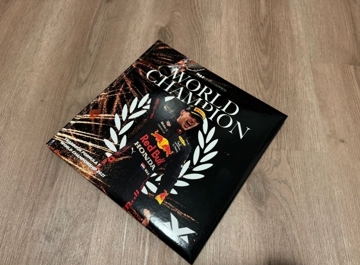 Max Verstappen World Champion 2021 Jaarboek en modelauto's, Ophalen, Zo goed als nieuw, Formule 1