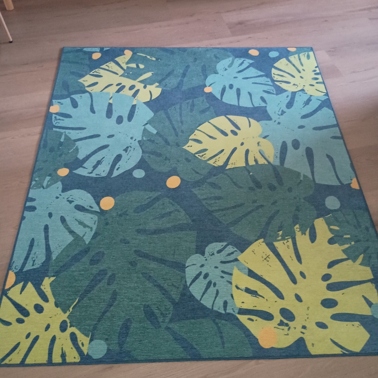 Vloerkleed met jungle thema - Monstera bladeren, Huis en Inrichting, Gebruikt, 100 tot 150 cm, Ophalen of Verzenden, Jungle, Tropisch, Botanisch, Speels