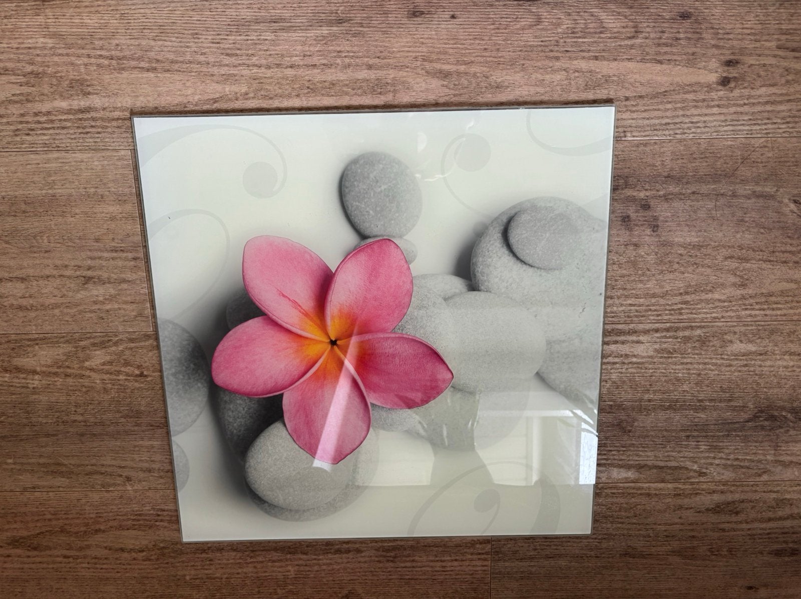 Wanddecoratie met roze bloem en stenen 50x50 cm, Ophalen of Verzenden, Zo goed als nieuw, Glas, Wandbord of Wandpaneel