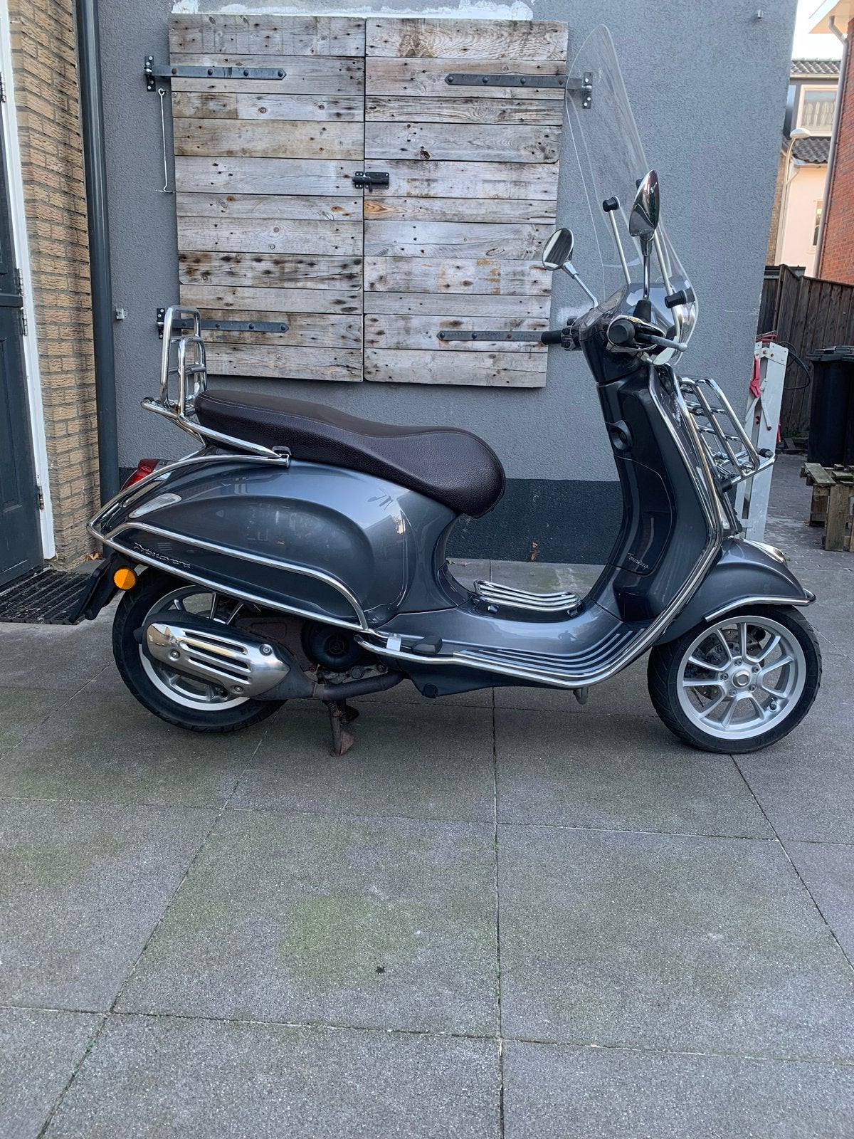 Piaggio Vespa Primavera 50 2021 Grijs - Zeer Goede Staat, Fietsen en Brommers, Ophalen, Gebruikt, Overige modellen, Maximaal 45 km/u