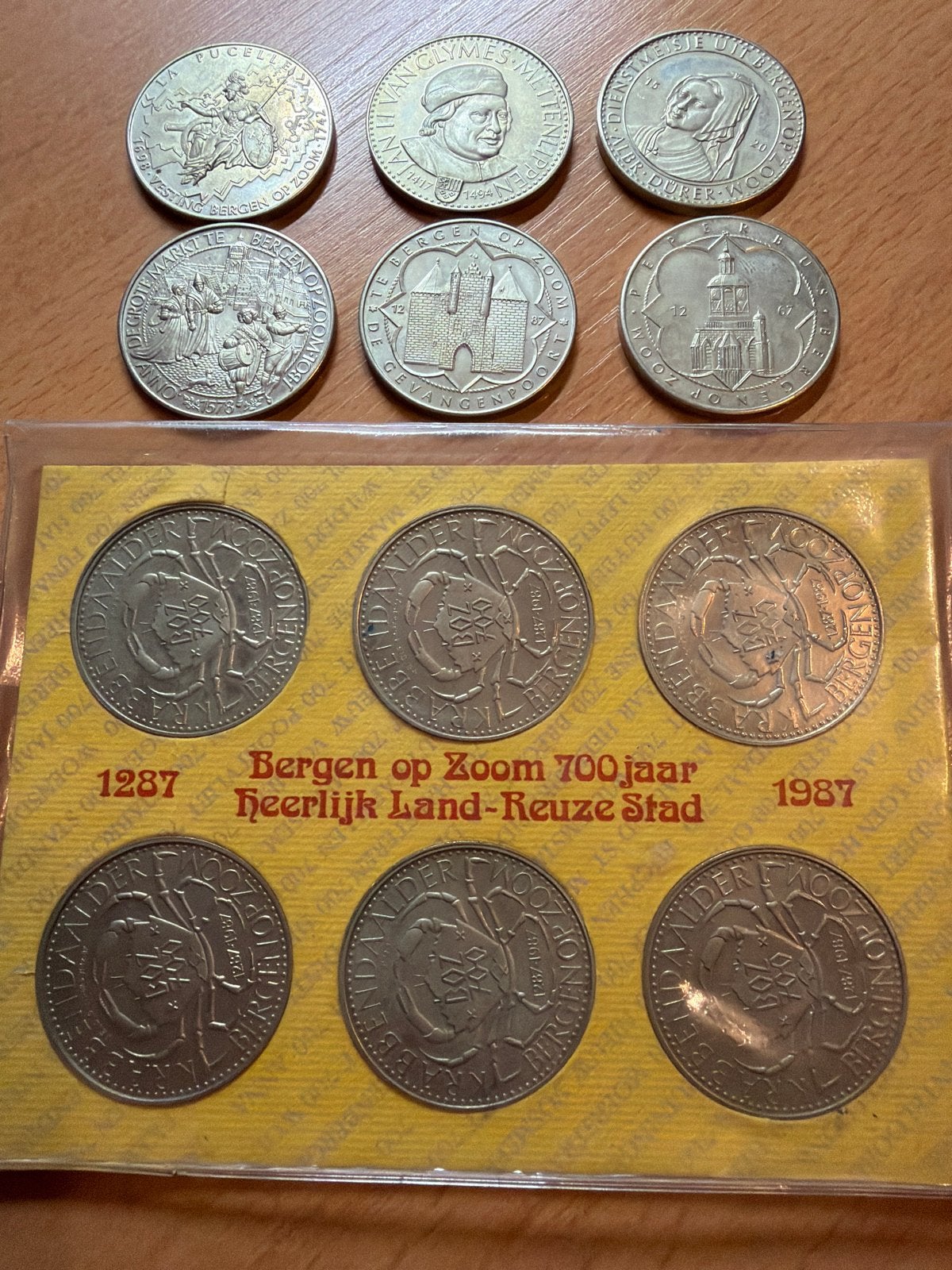 2 sets munten Bergen op Zoom 700 jaar (1287-1987), Postzegels en Munten, Ophalen of Verzenden, Koningin Beatrix, Overige waardes