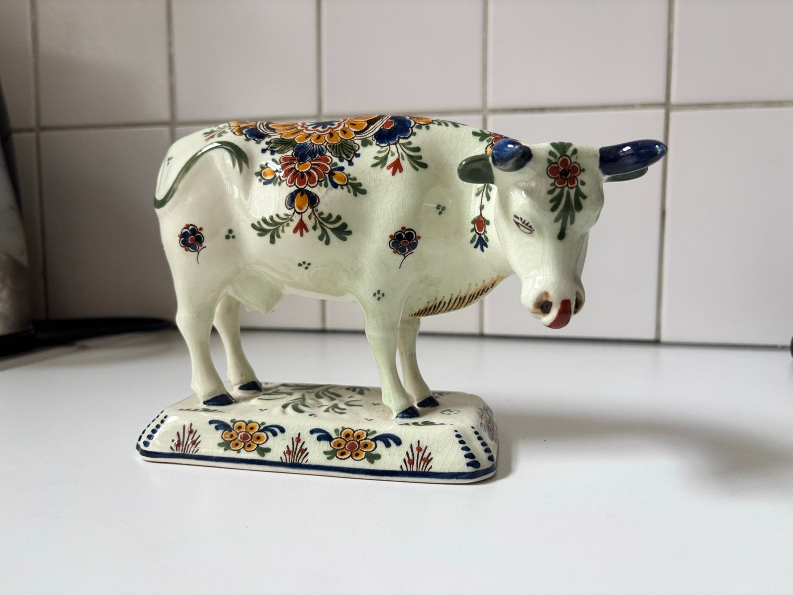 Polychroom beschilderde Delfts blauwe koe, jaren '50-'60, Verzenden