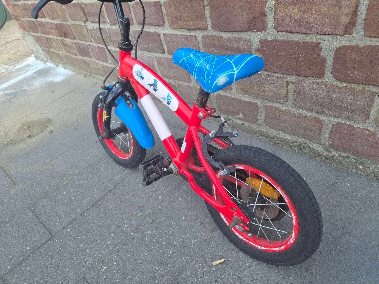 Kinderfiets rood met blauw zadel - Spiderman thema, Fietsen en Brommers, Fietsen | Kinderfietsjes, Ophalen of Verzenden, Gebruikt