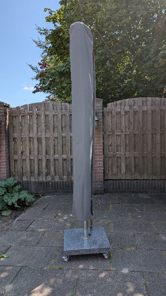 Parasol met granieten voet op wielen, Ophalen, Verstelbaar, 2 tot 3 meter, Zo goed als nieuw