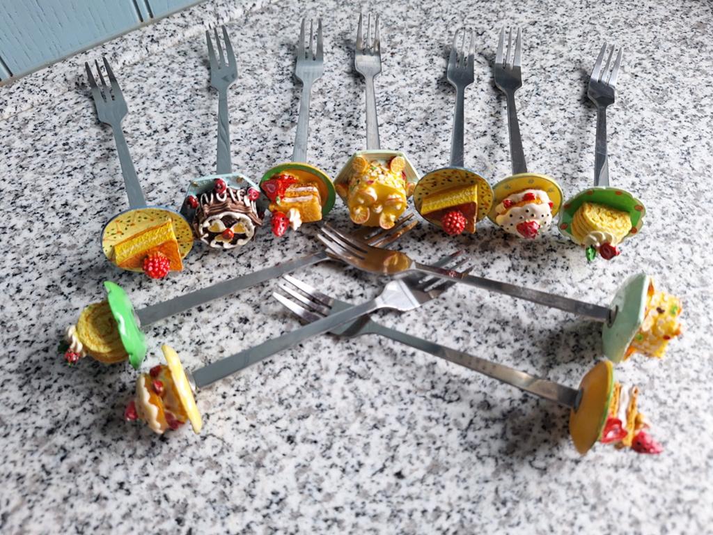 11 vrolijke taartvorkjes met gebakjes decoratie, Ophalen of Verzenden, Metaal, Meerkleurig, Overige typen