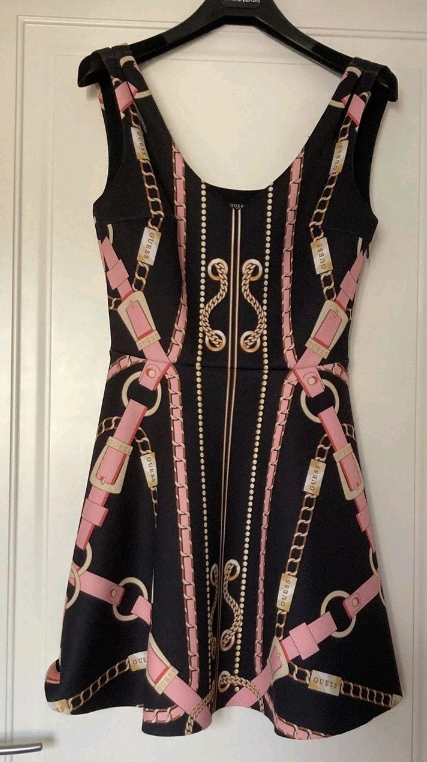 Guess jurk met kettingprint en roze details, Kleding | Dames, Maat 38/40 (M), Guess, Zwart, Ophalen of Verzenden