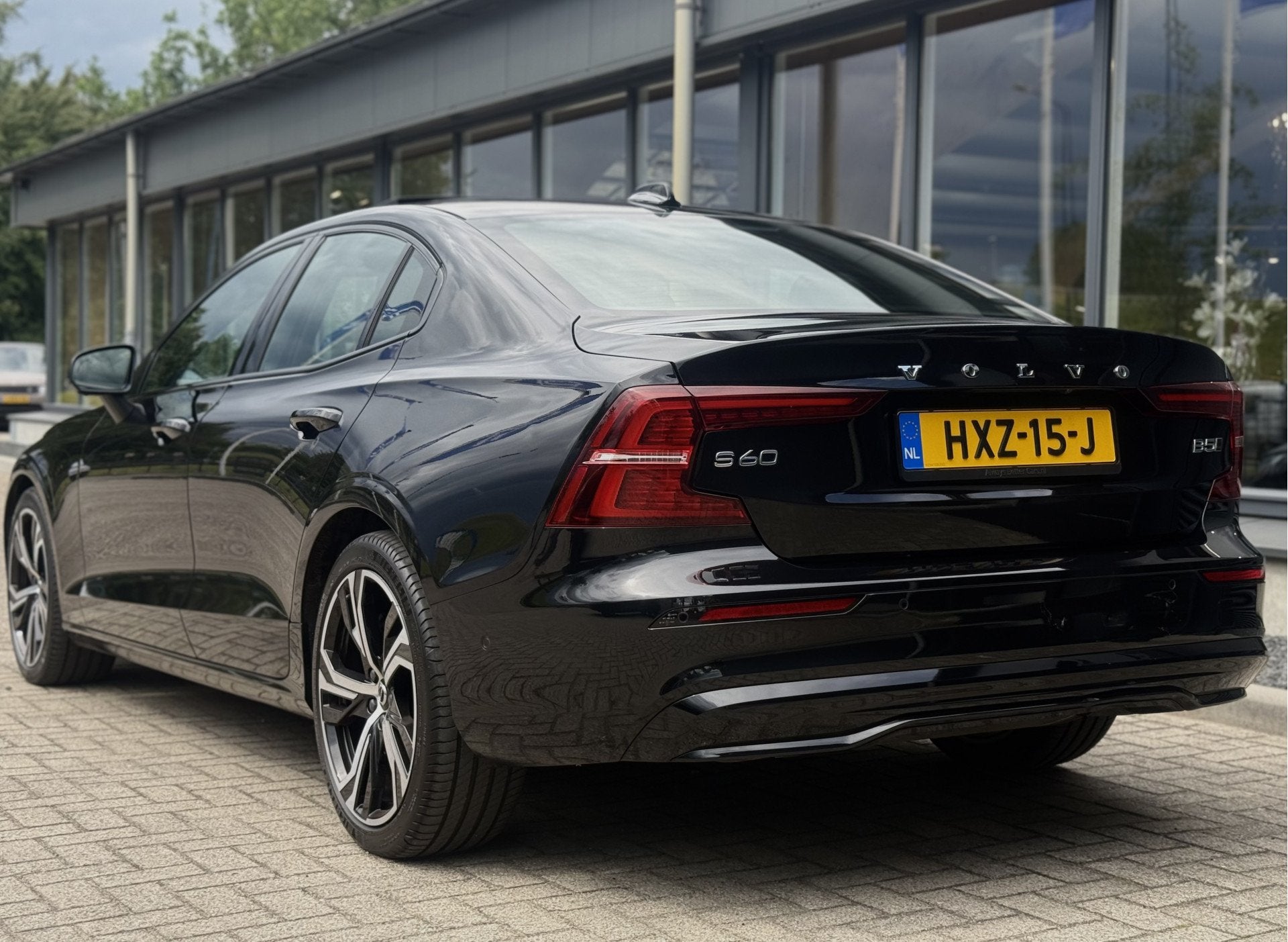 Volvo S60 2.0 B5 R-Design Pano HUD (bj 2024, automaat), Auto's, 15 km/l, 4 cilinders, 1732 kg, Zwart